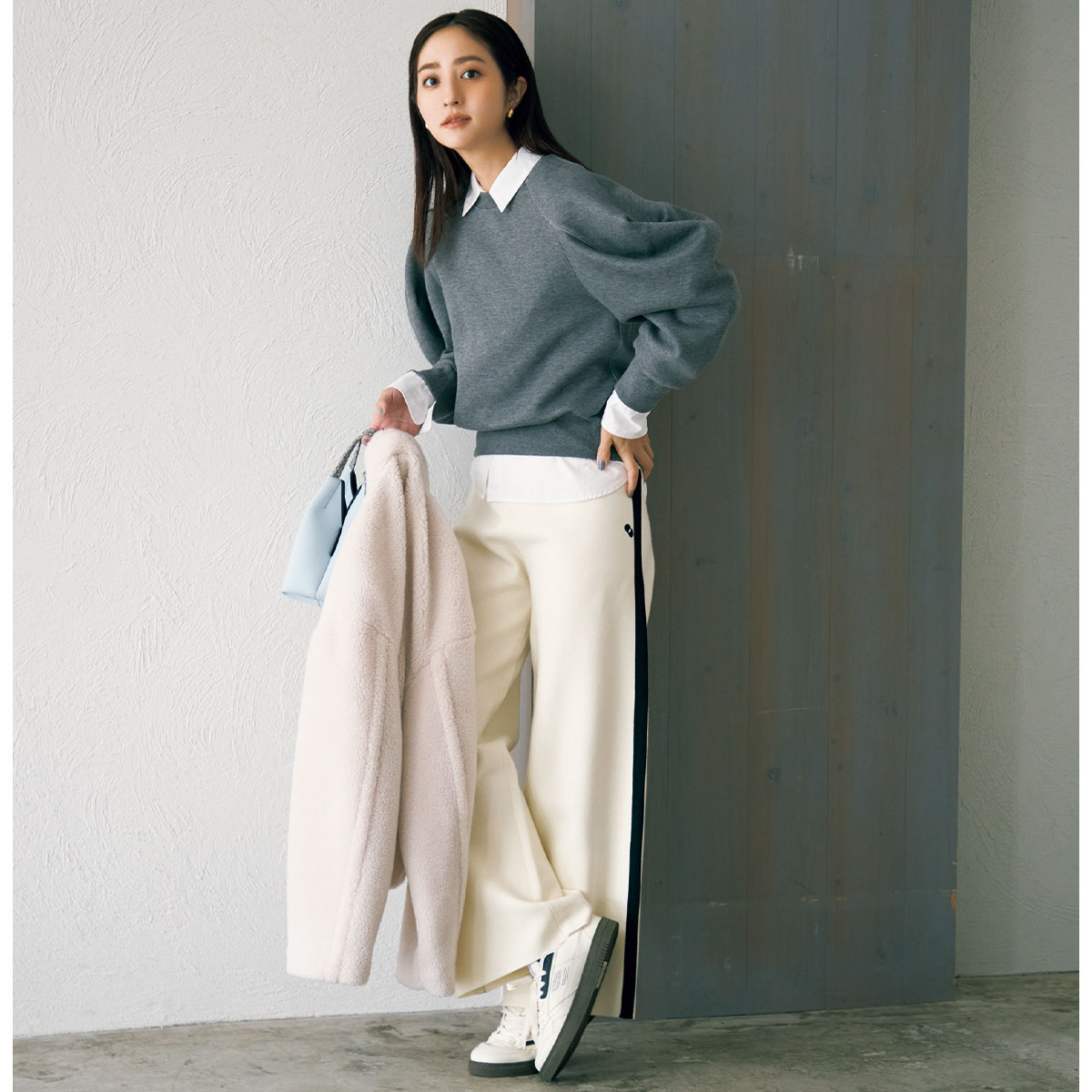 白シャツとスウェットのレイヤードコーデ