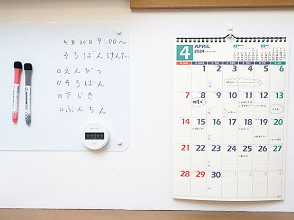 ホワイトボード（左）とカレンダー