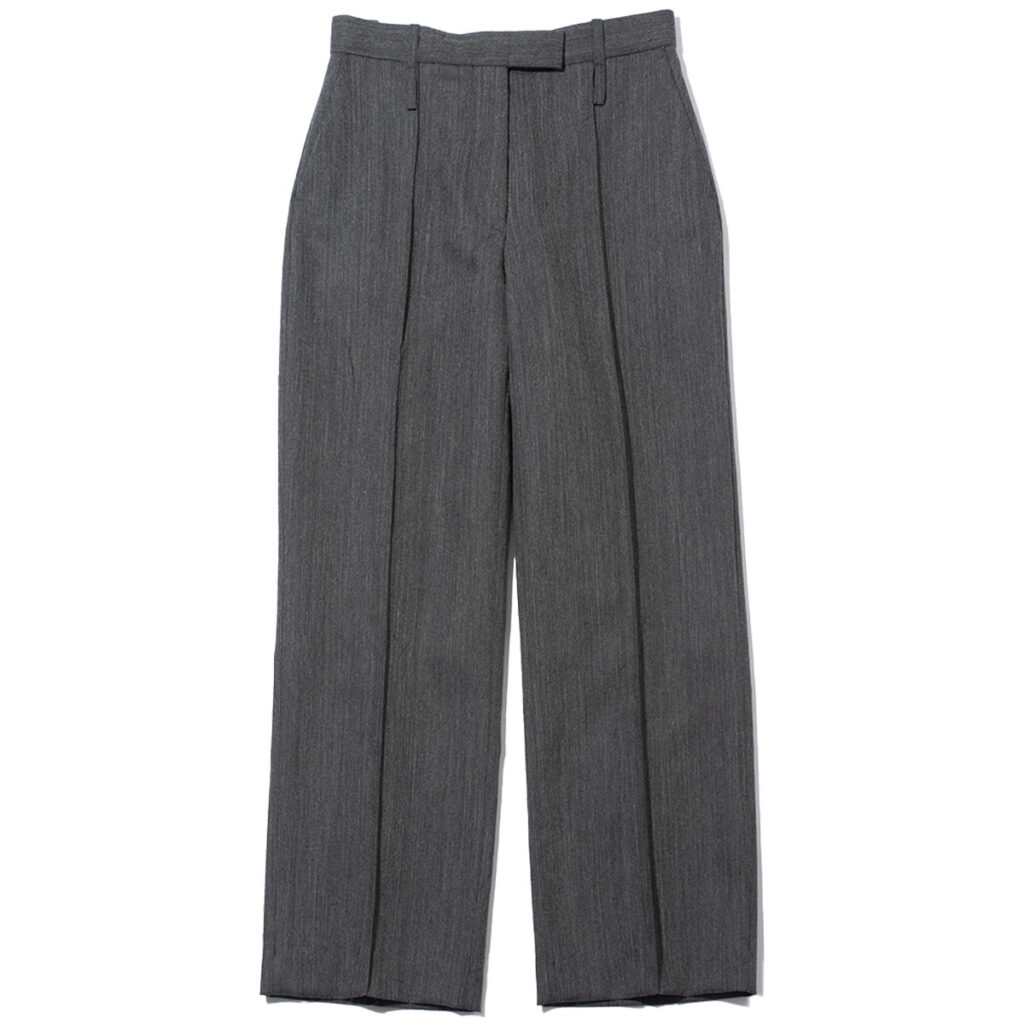 グレーのパンツ