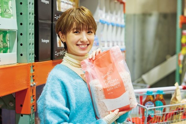 タレント南明奈さんがコストコでバスソルトを持つ