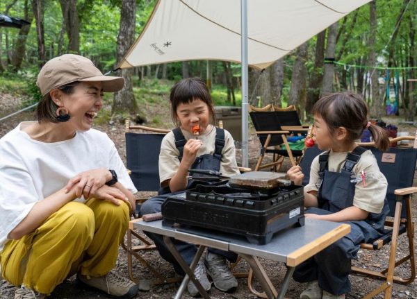 クマさんいちご飴を親子が食べている。