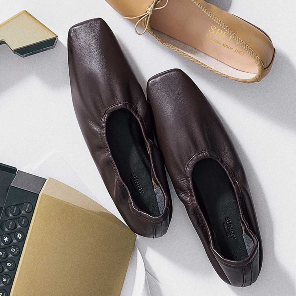 ギャザーデザインのぺたんこ靴