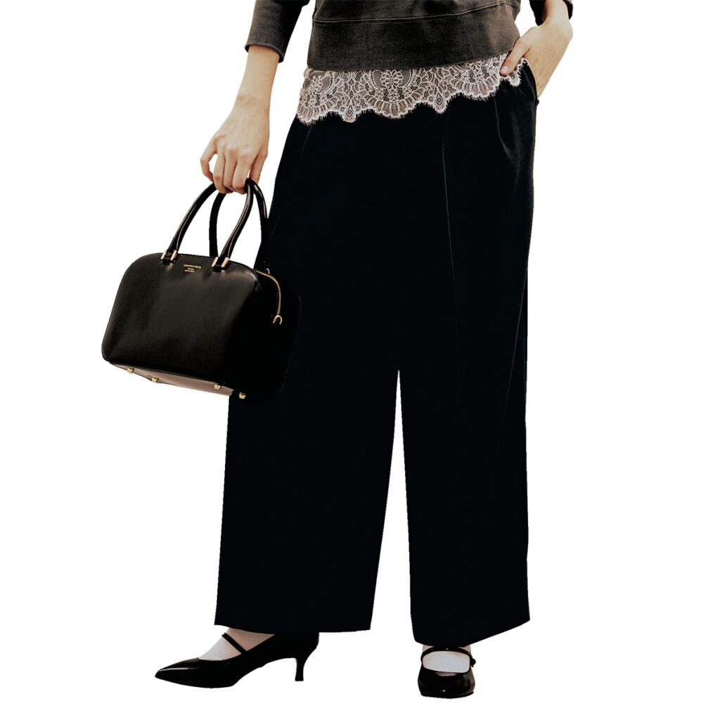 黒の太テーパードスラックス