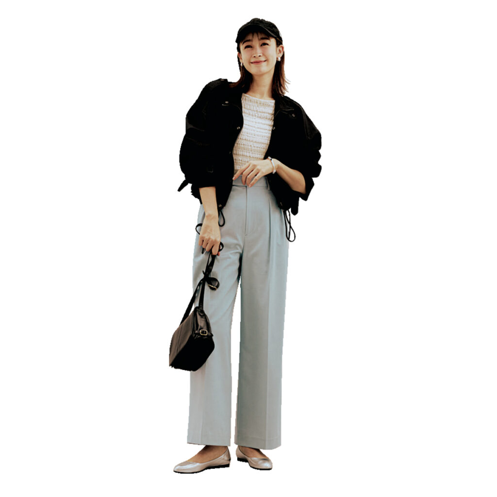 キレイ色センタープレススラックスにキャップのキレイめスポーティコーデ