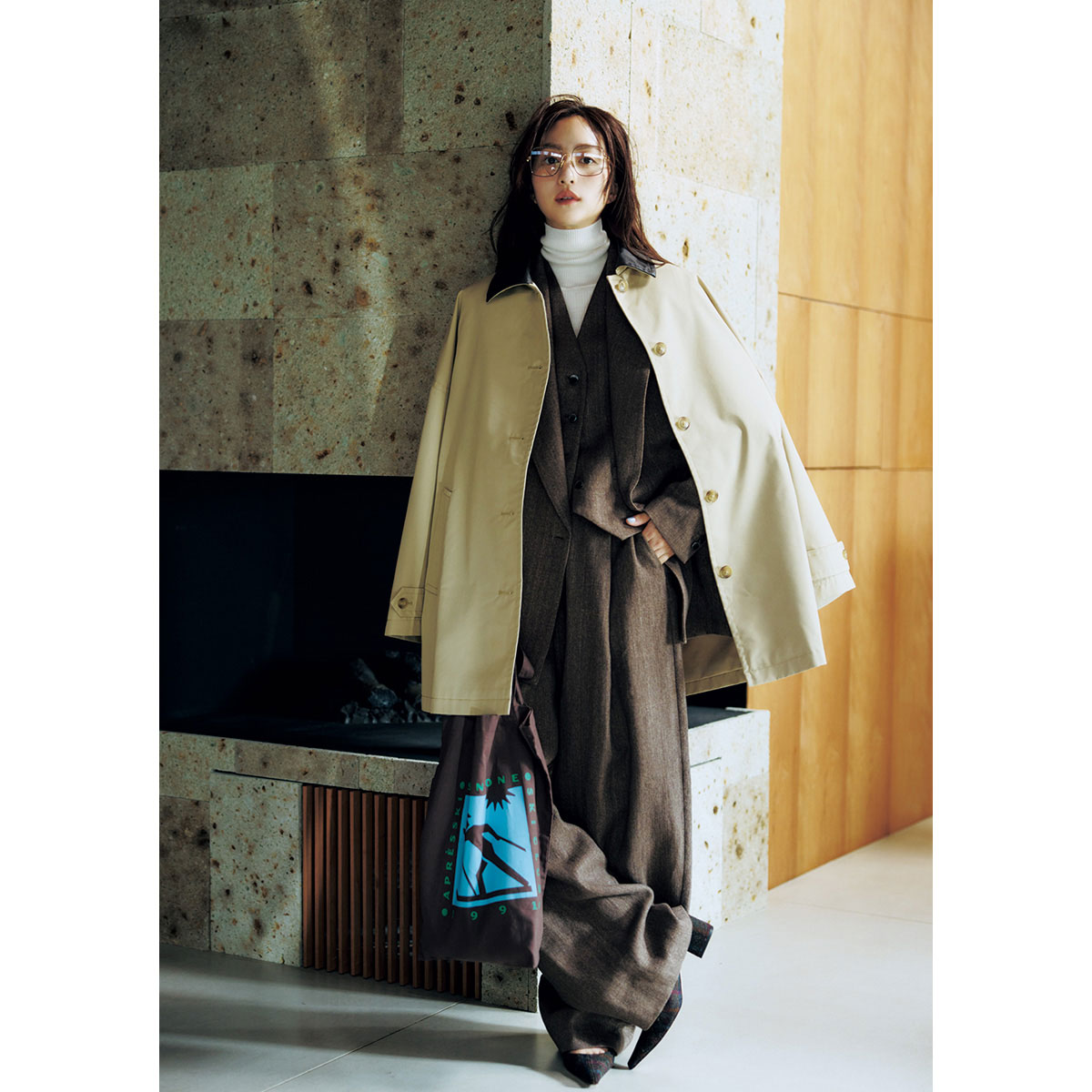 ベストとパンツにキレイめミディ丈コートのコーデ