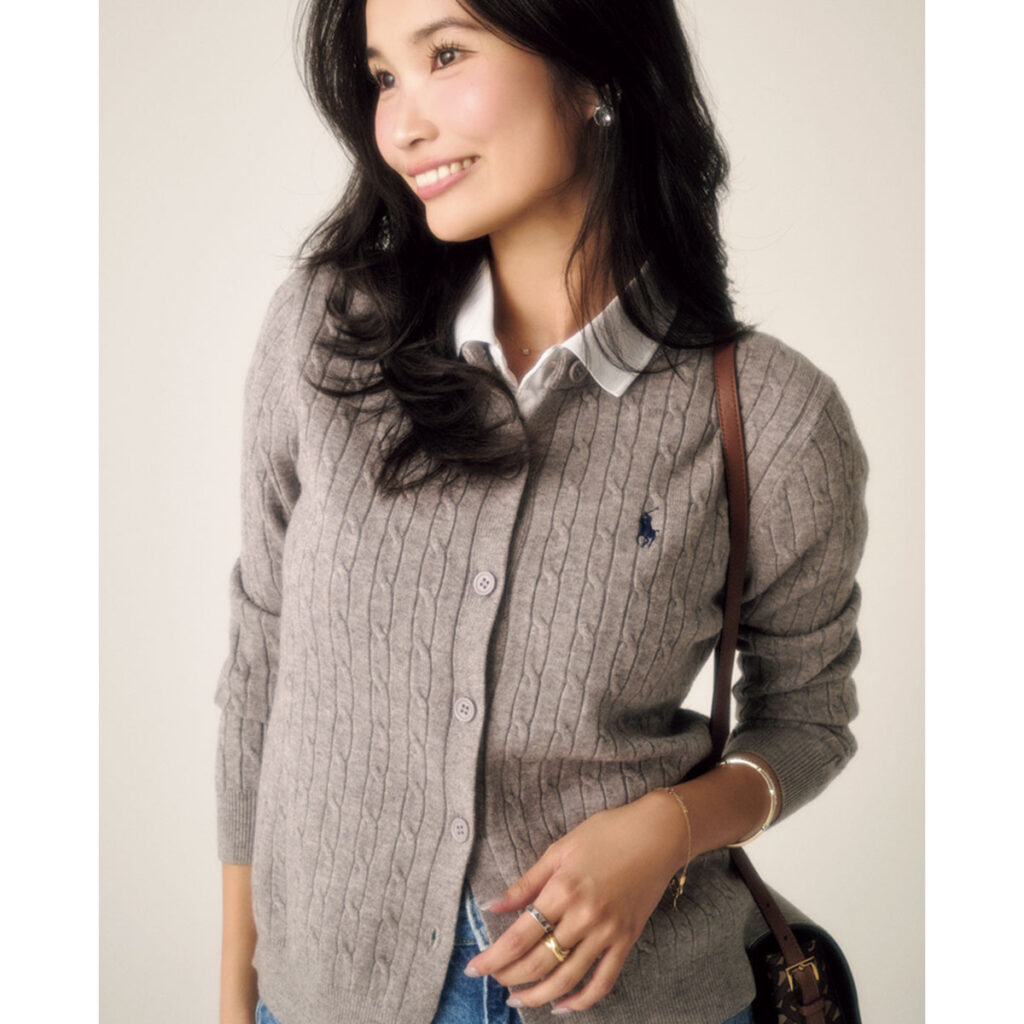 ニットトップスとシャツのレイヤードコーデ