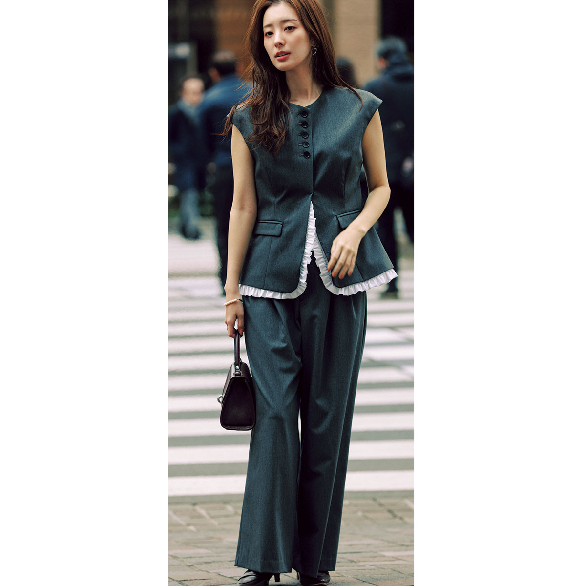 フリルがアクセントのグレーのジレパンセットアップコーデ