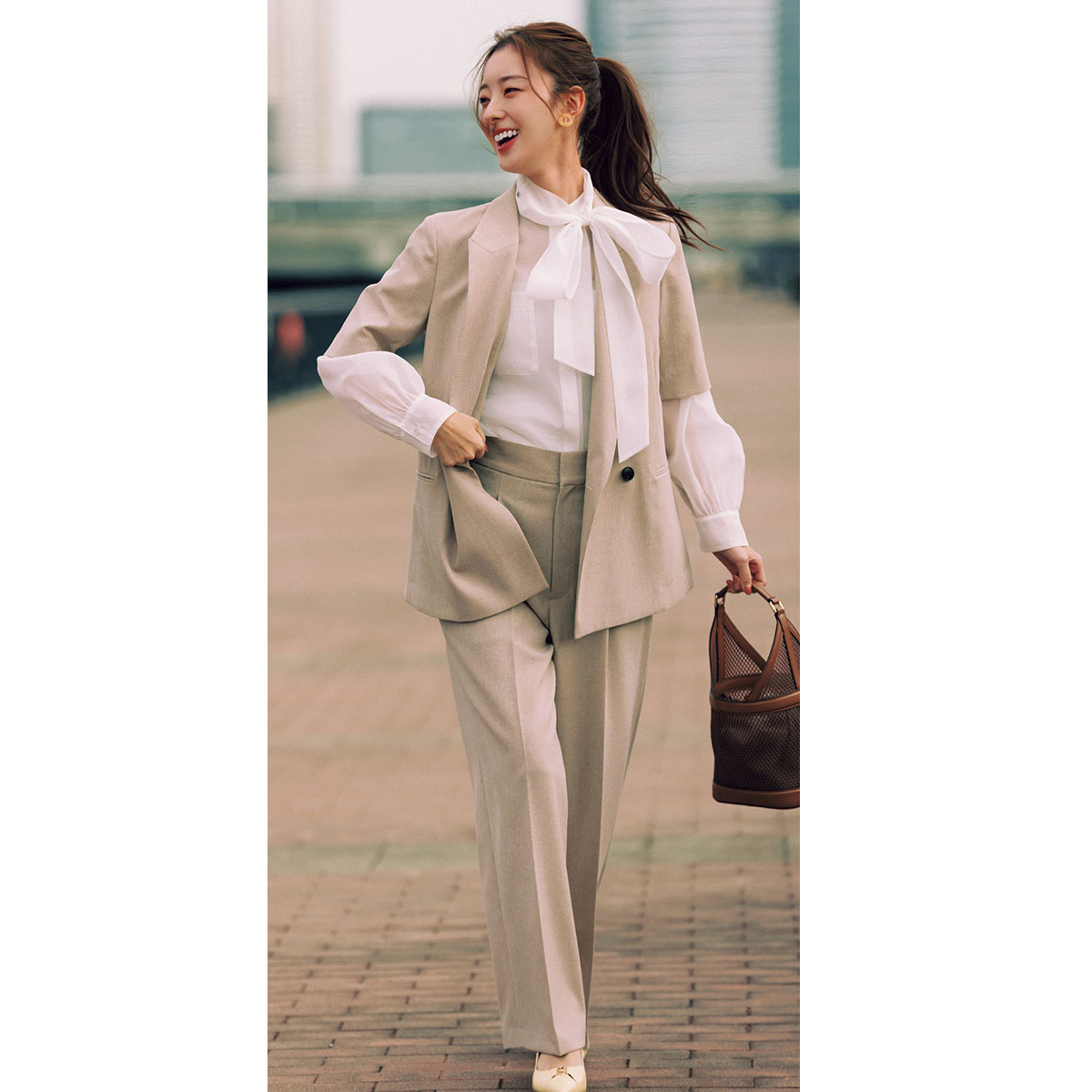 五分袖ジャケットとパンツのセットアップコーデ