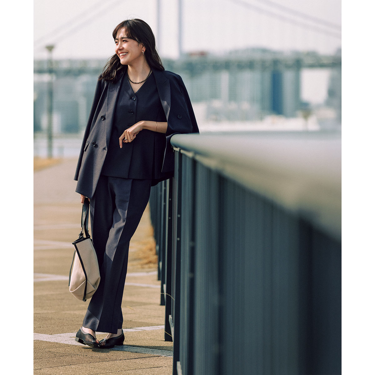 ジャケット、ジレ、ストレートパンツの３ピースコーデ