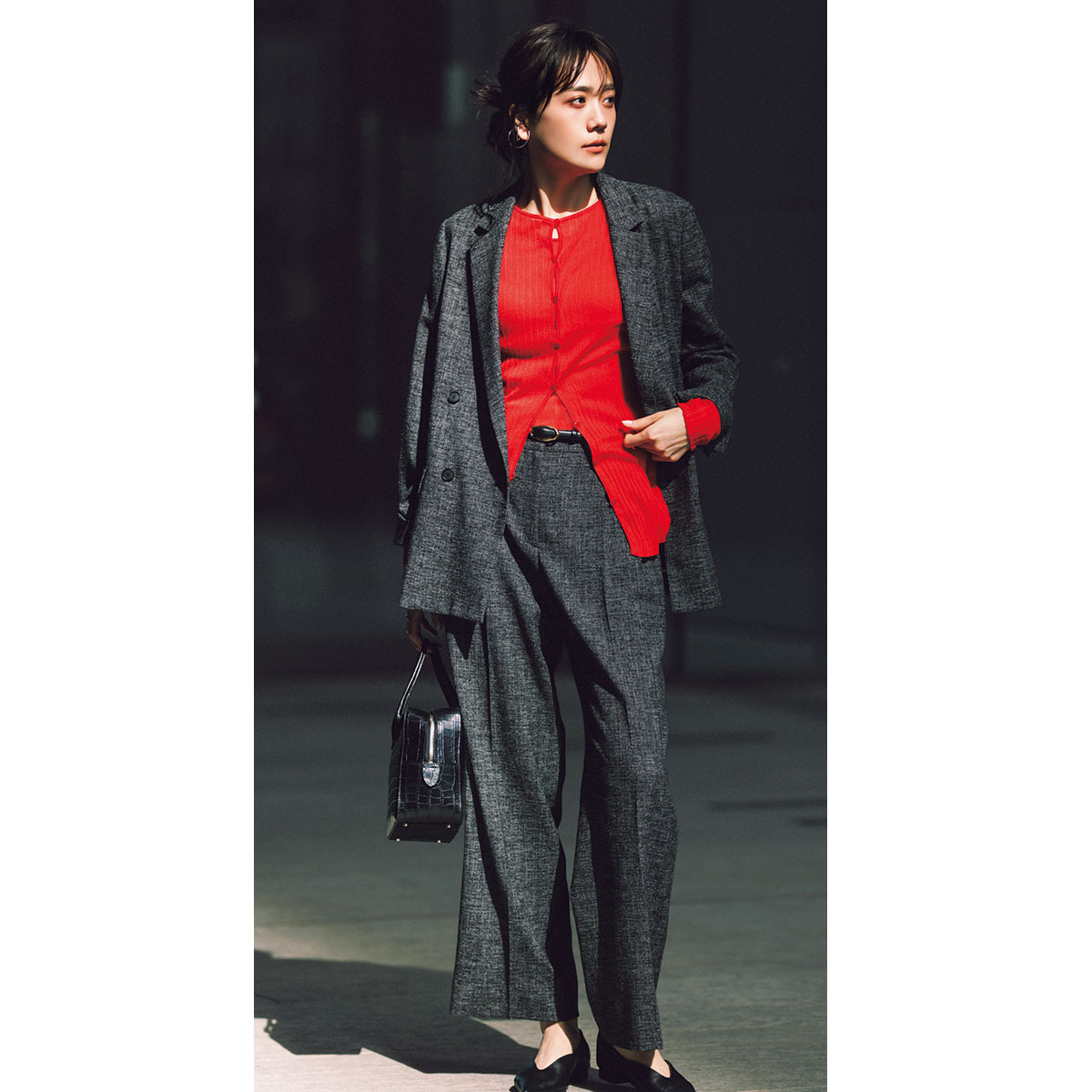 ジャケパンセットアップと赤のカーデのコーデ