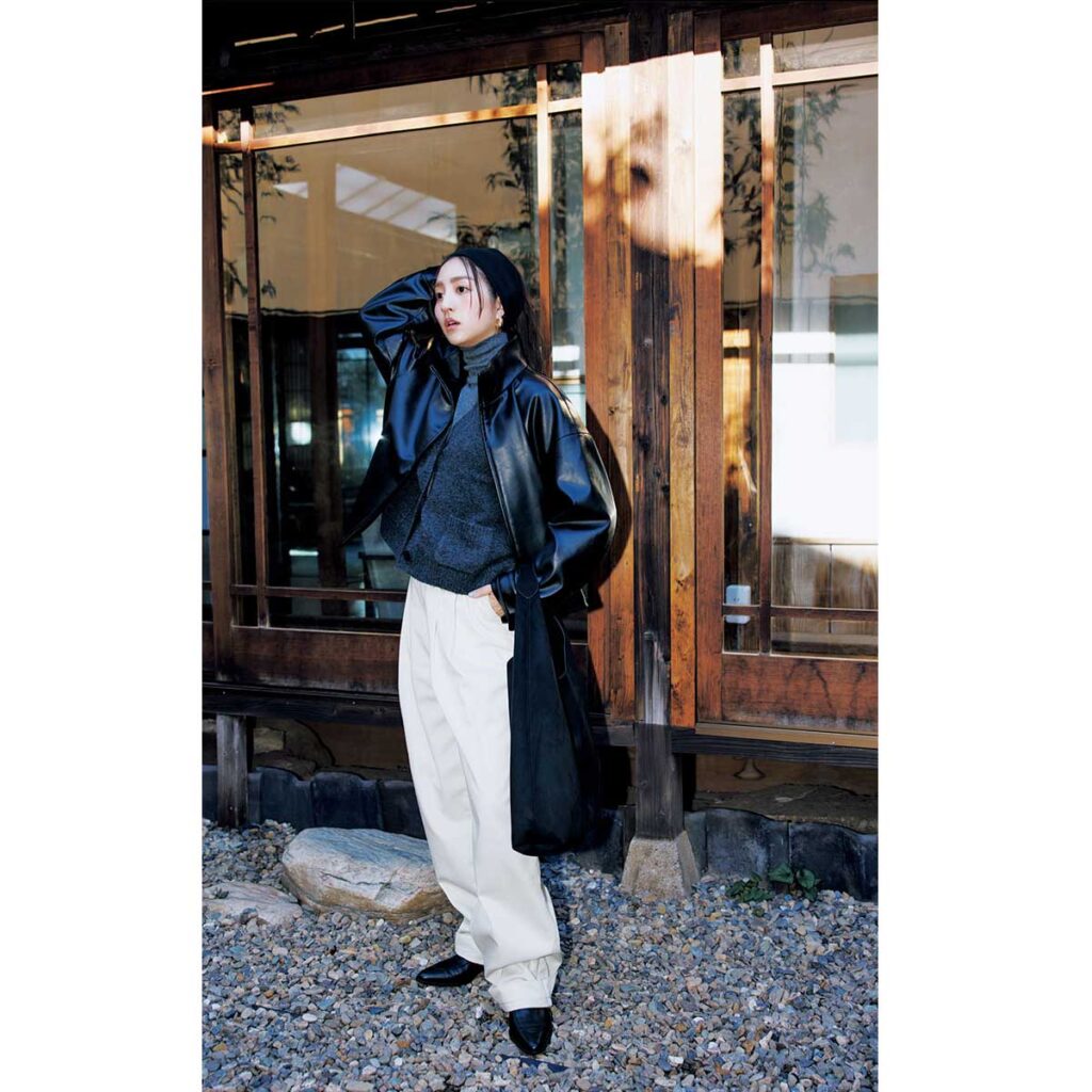 レザー風ブルゾンとグレーのタートルに白パンツのコーデ