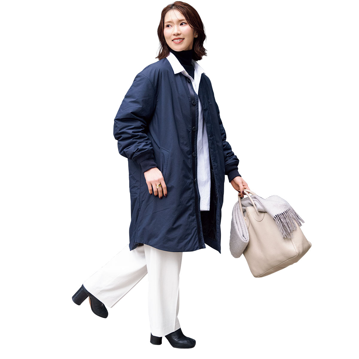 ノーカラーダウンに白パンツのコーデ