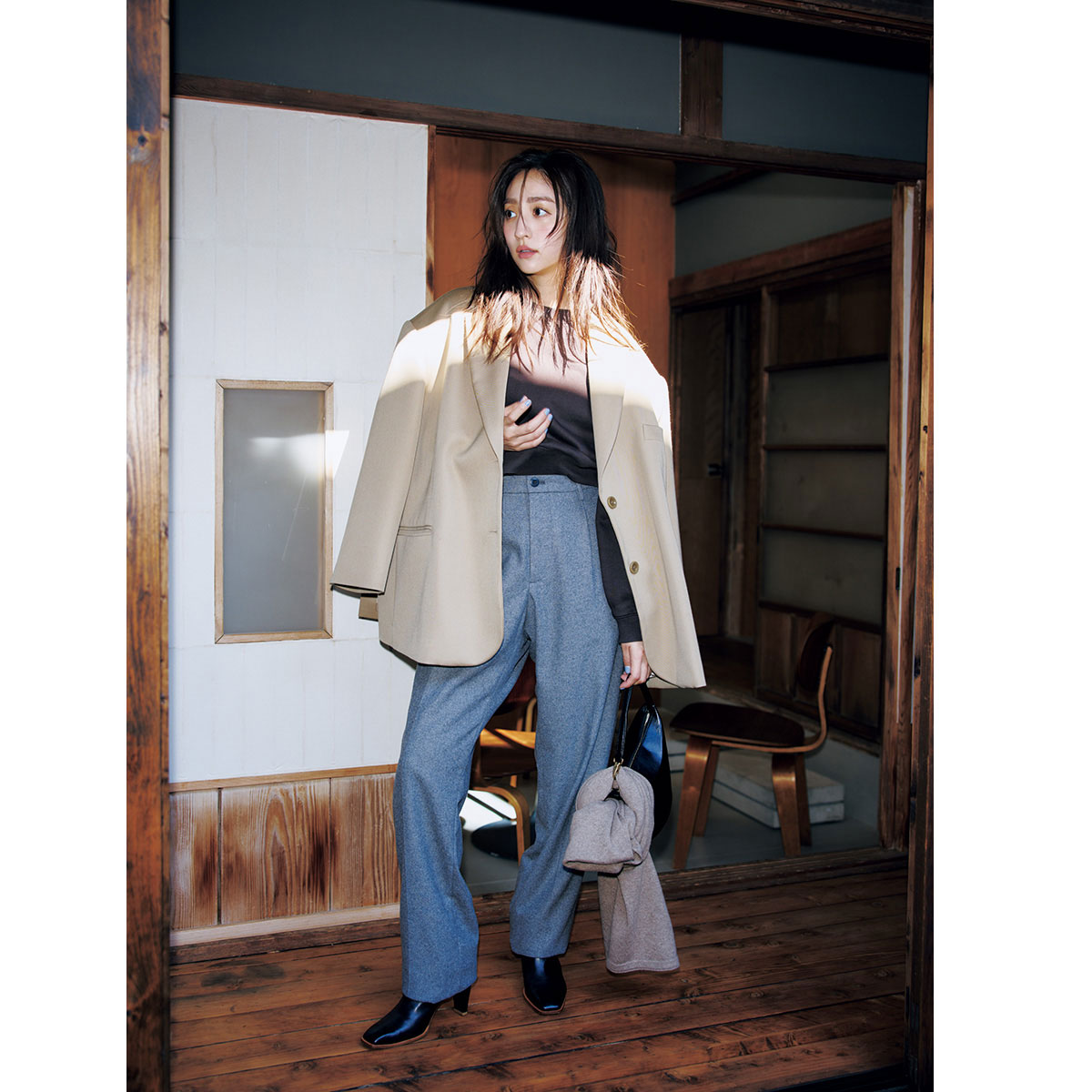 メンズパンツにジャケットのコーデ