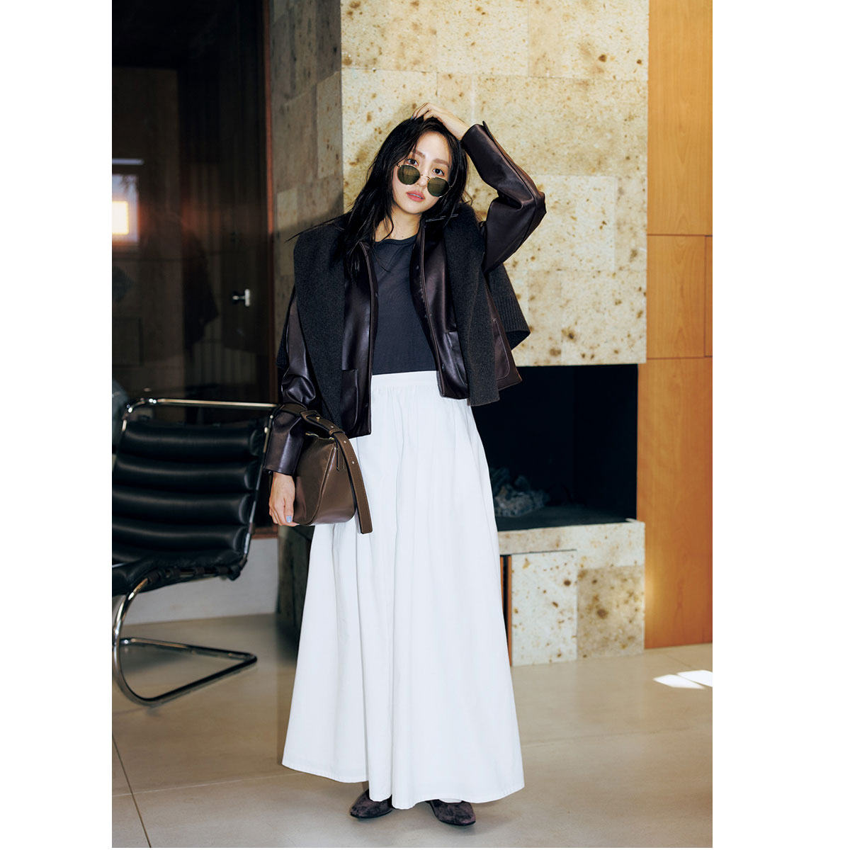 レザー風ブルゾンに白スカートのコーデ