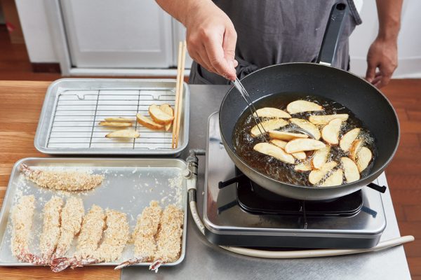 エビフライの前につけあわせのポテトを揚げているようす