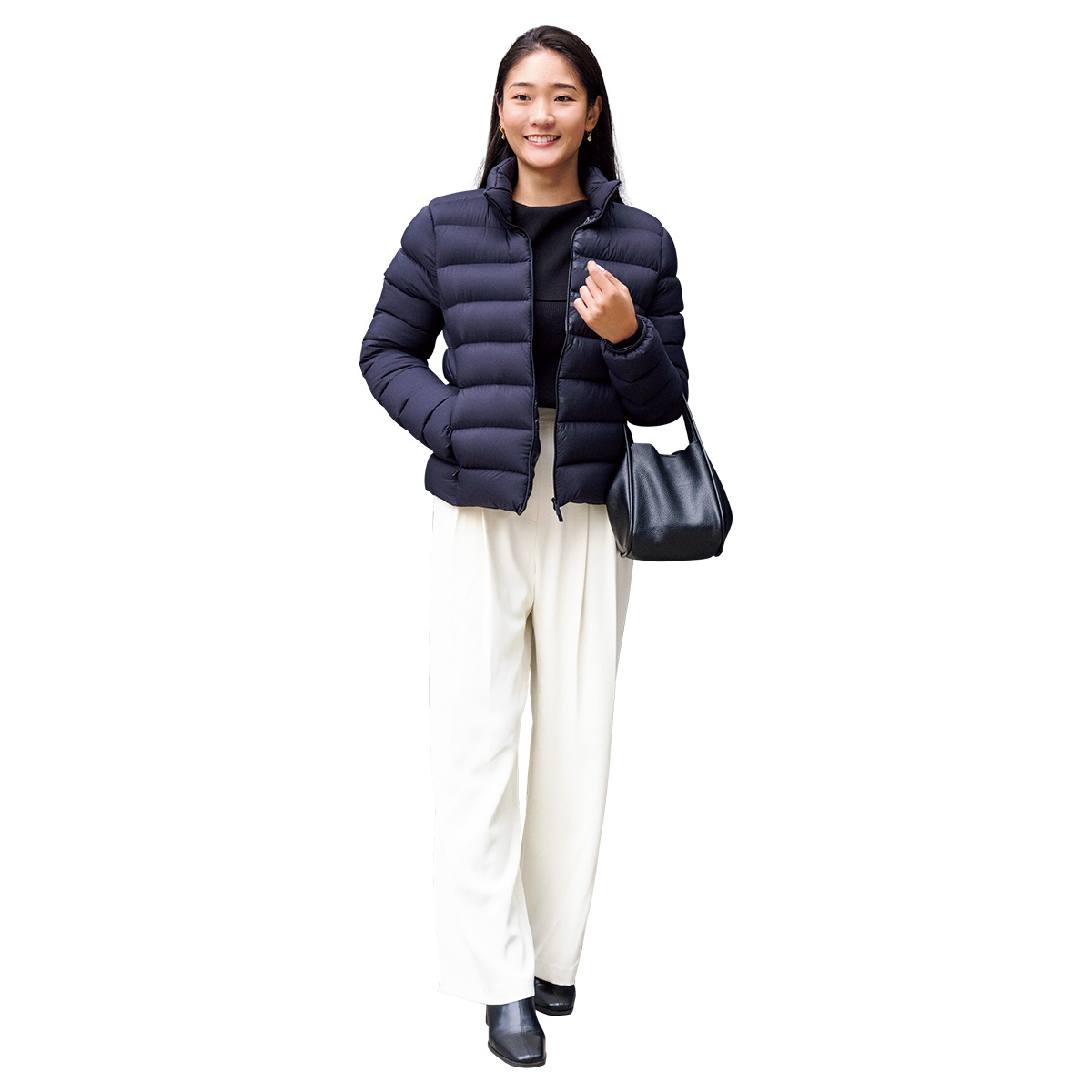 ネイビーのショート丈ダウンと白のスラックスのコーデ