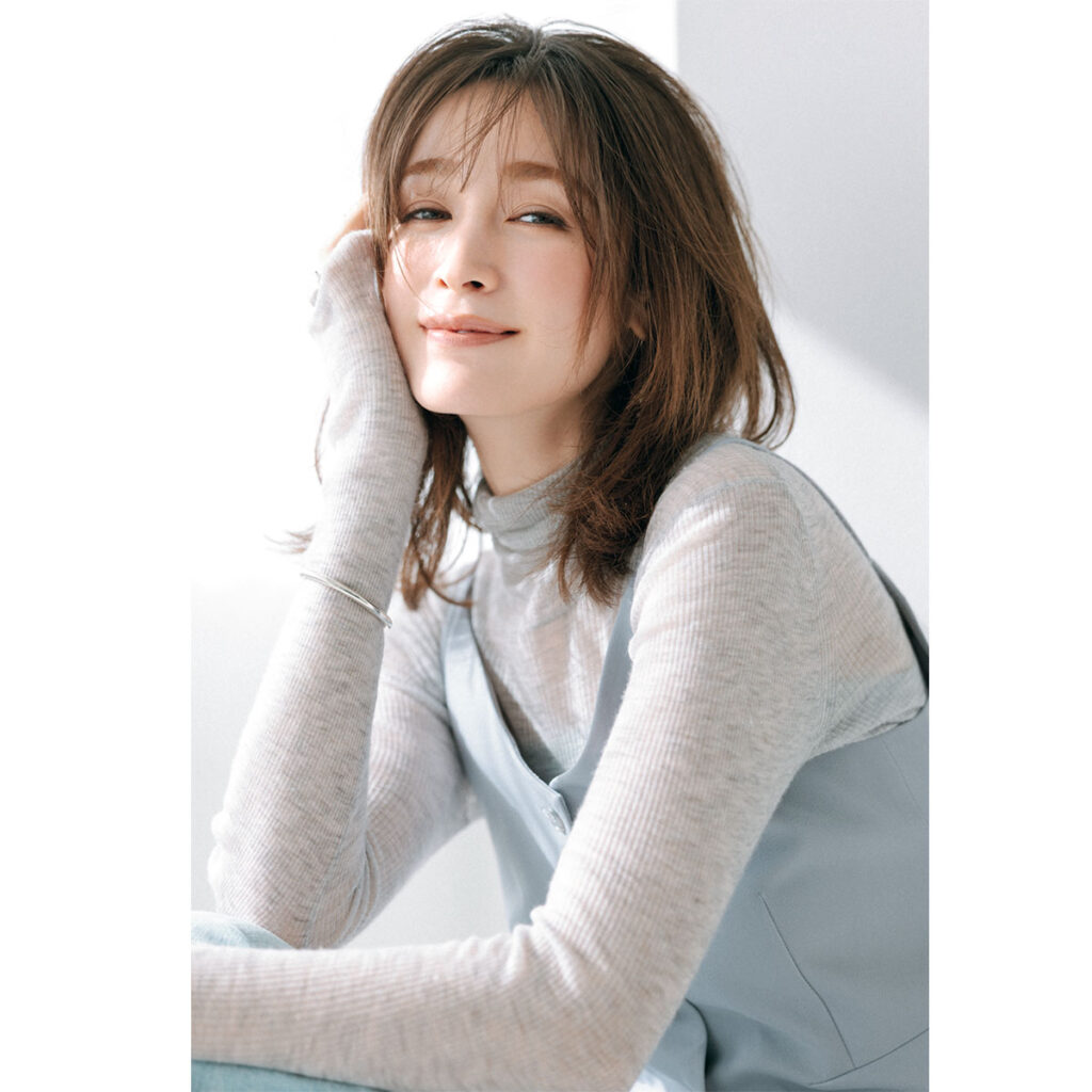 シアータートルにビスチェのレイヤードコーデ