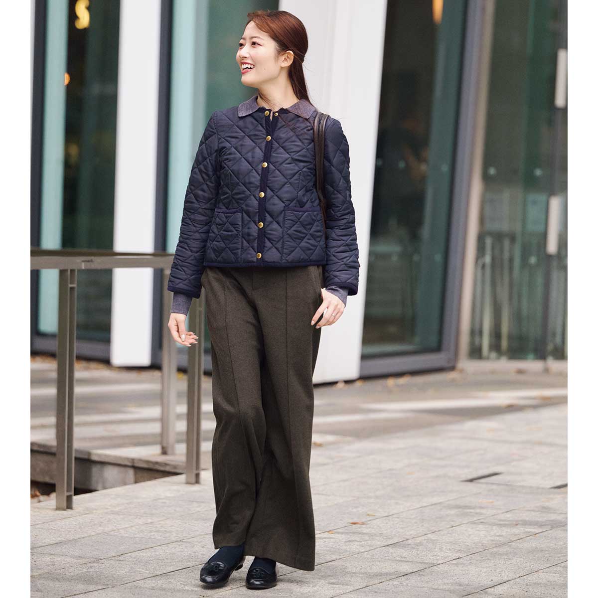 ショート丈ダウンとスカートのコーデ