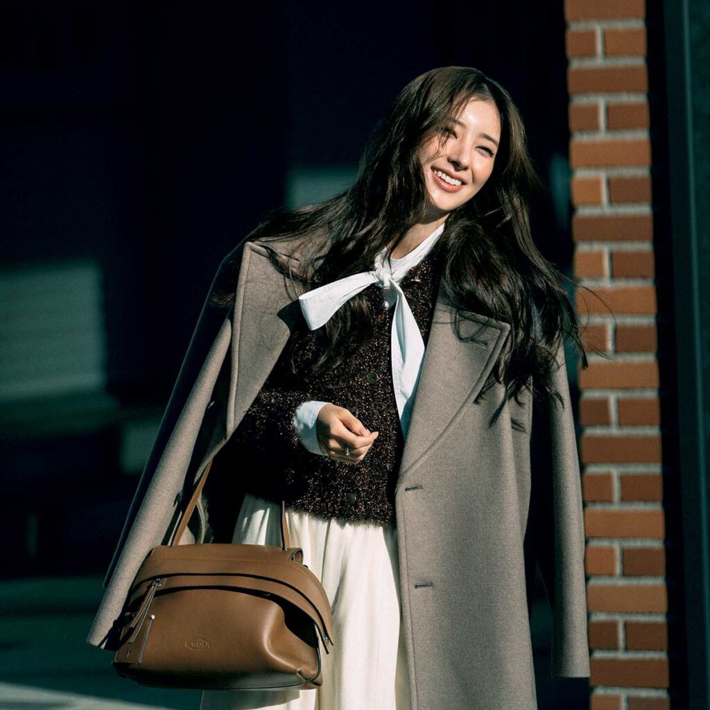 ボウタイブラウスのオフィスコーデ