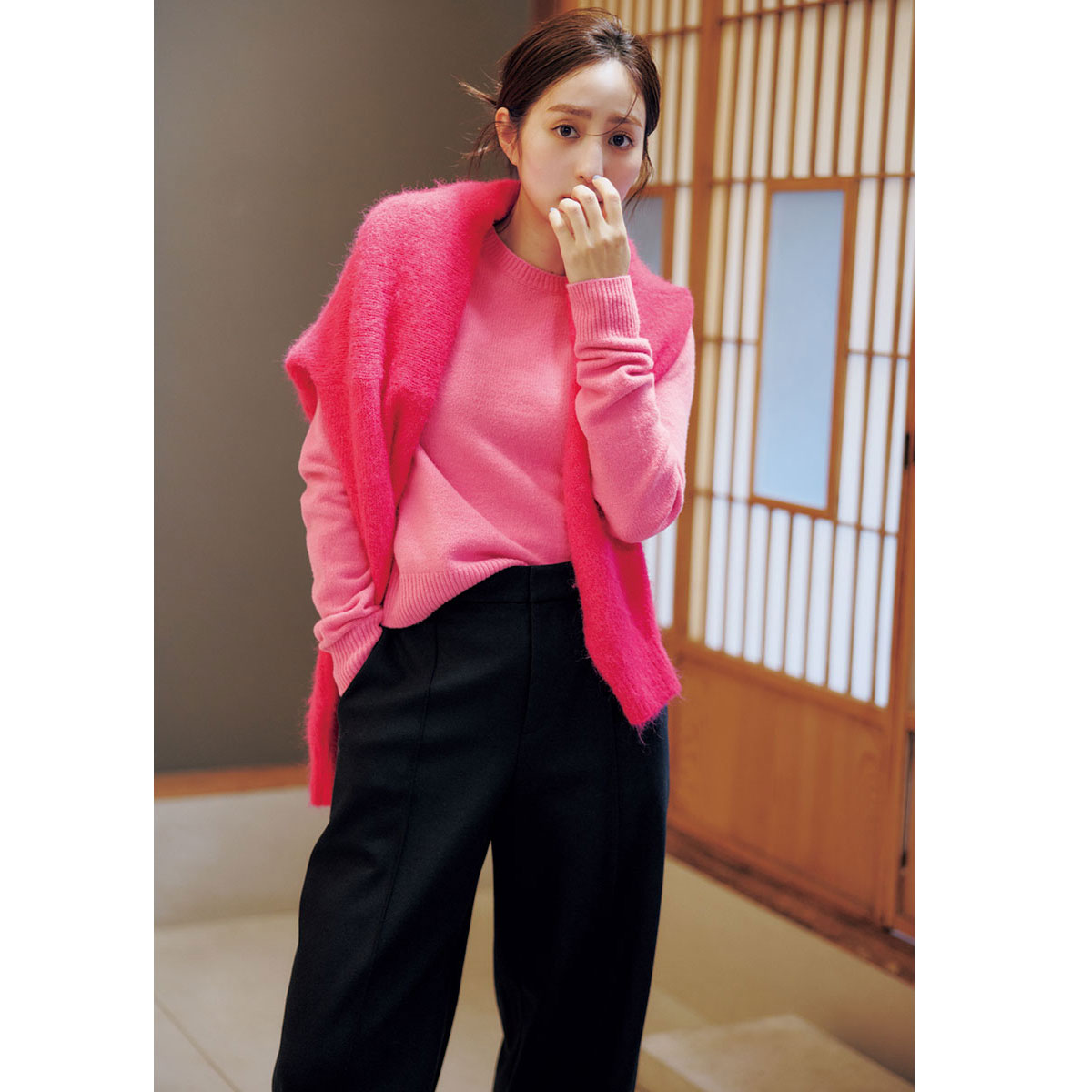 ピンクニットの重ね着にネイビーパンツのコーデ