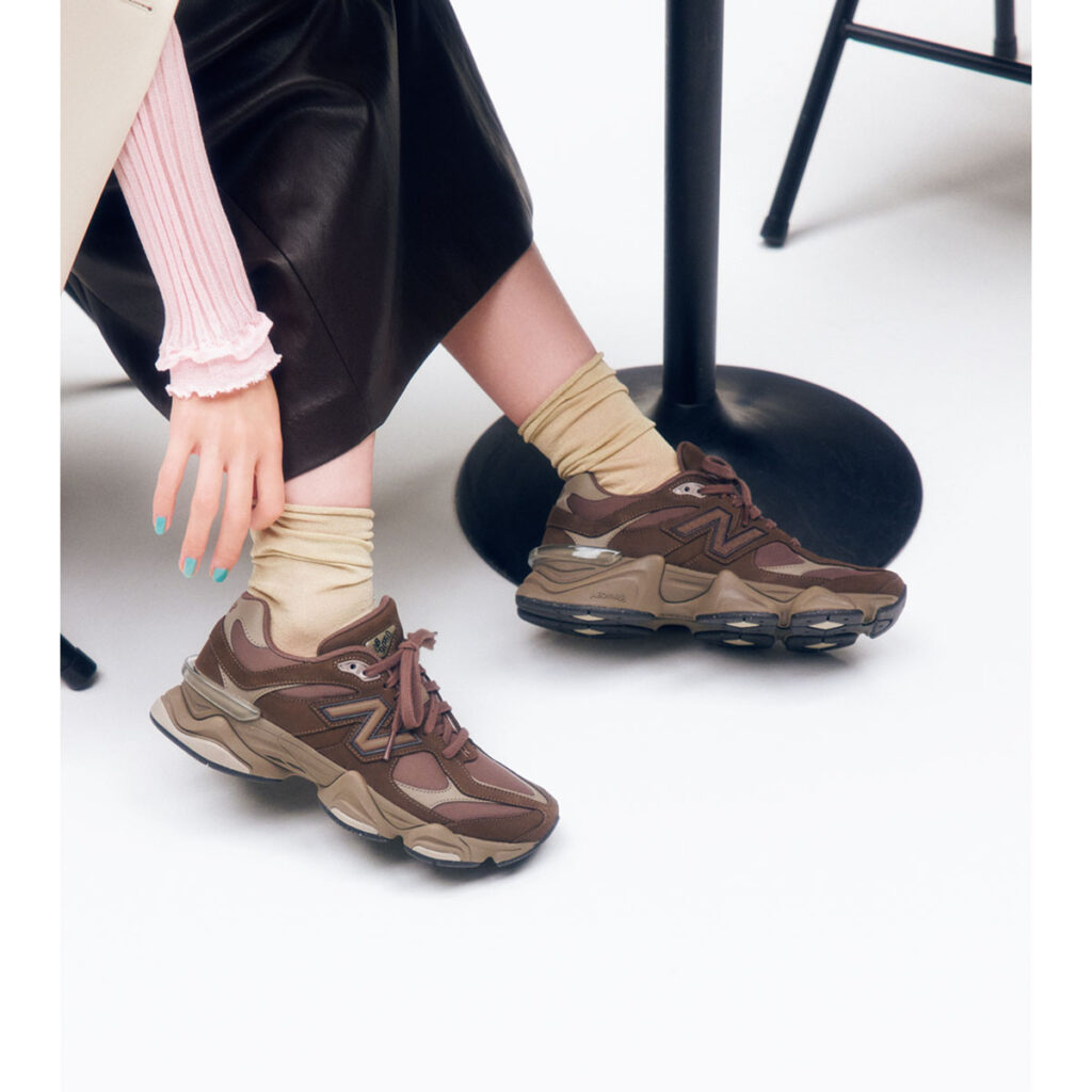 ニューバランスのブラウンスニーカー