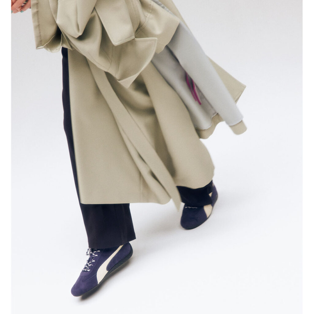 ネイビースニーカー