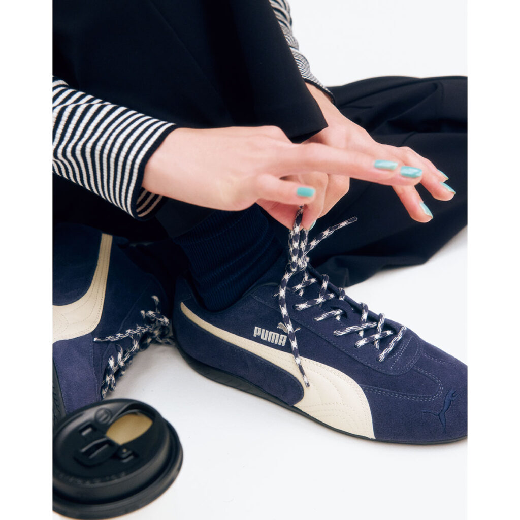 ネイビースニーカー