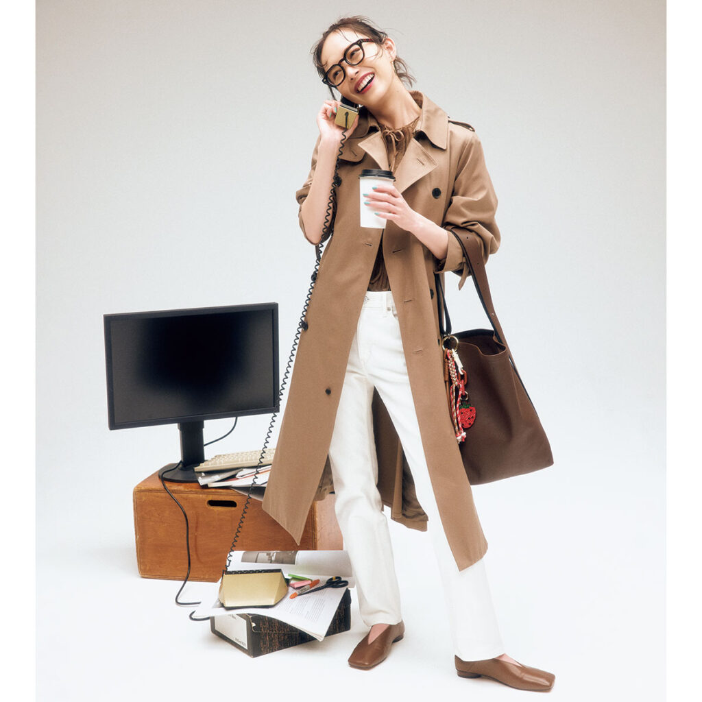 トレンチコートに白パンツのコーデ