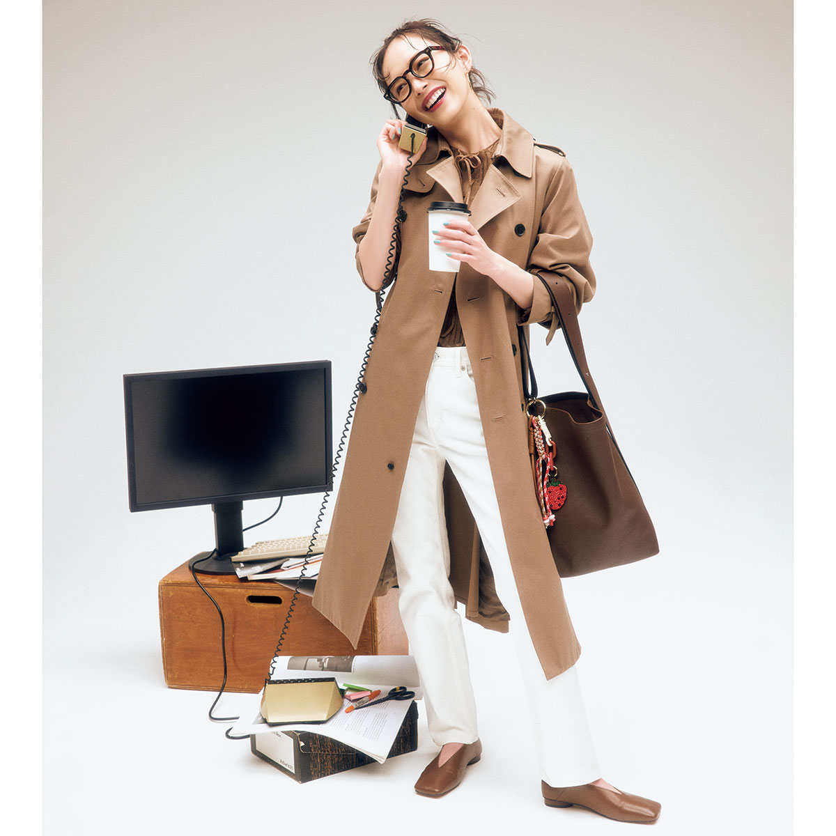 トレンチコートに白パンツのコーデ