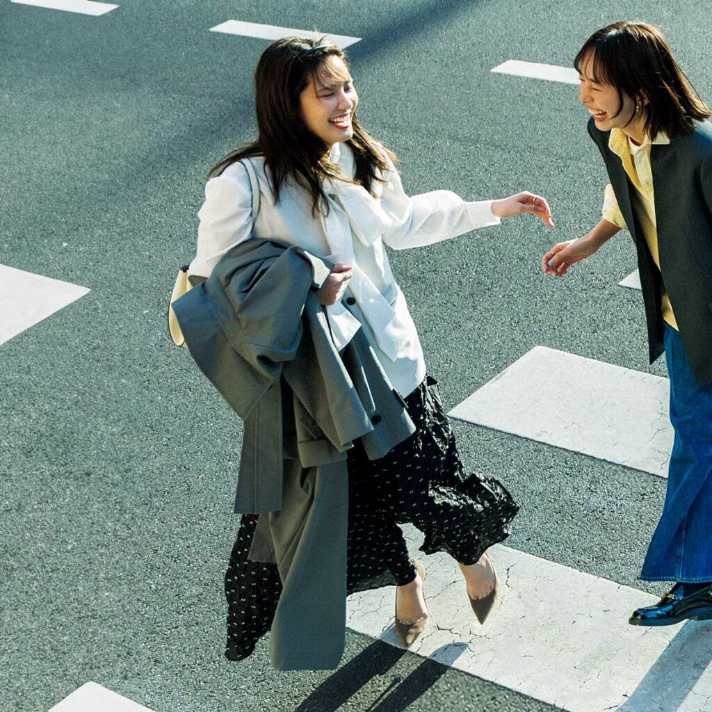 ボウタイブラウスとデザインパンツのコーデ