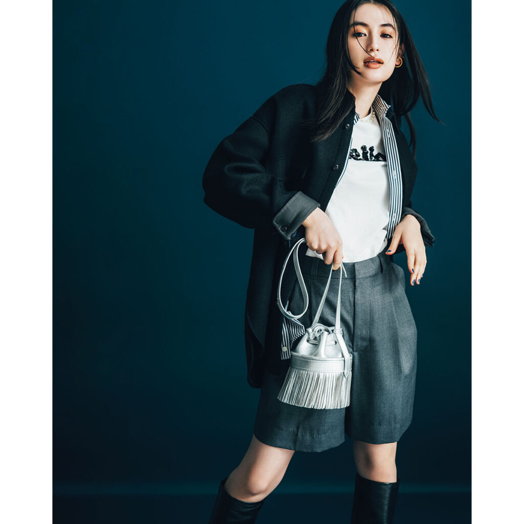 キレイめハーフパンツと CPOジャケットにロングブーツのコーデ