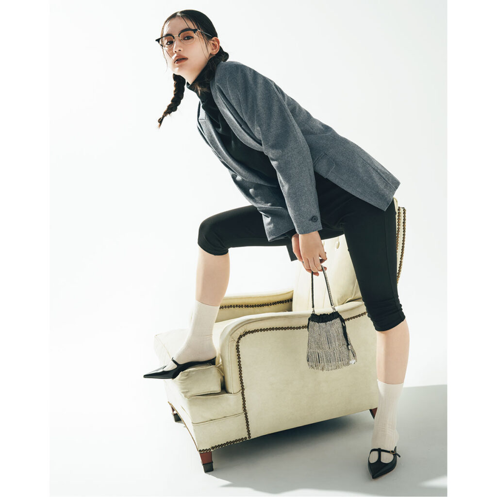 グレージャケットとサイクルパンツのコーデ