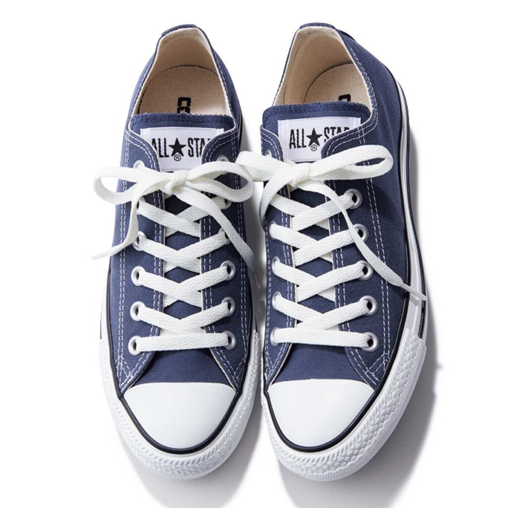 ネイビーのコンバース