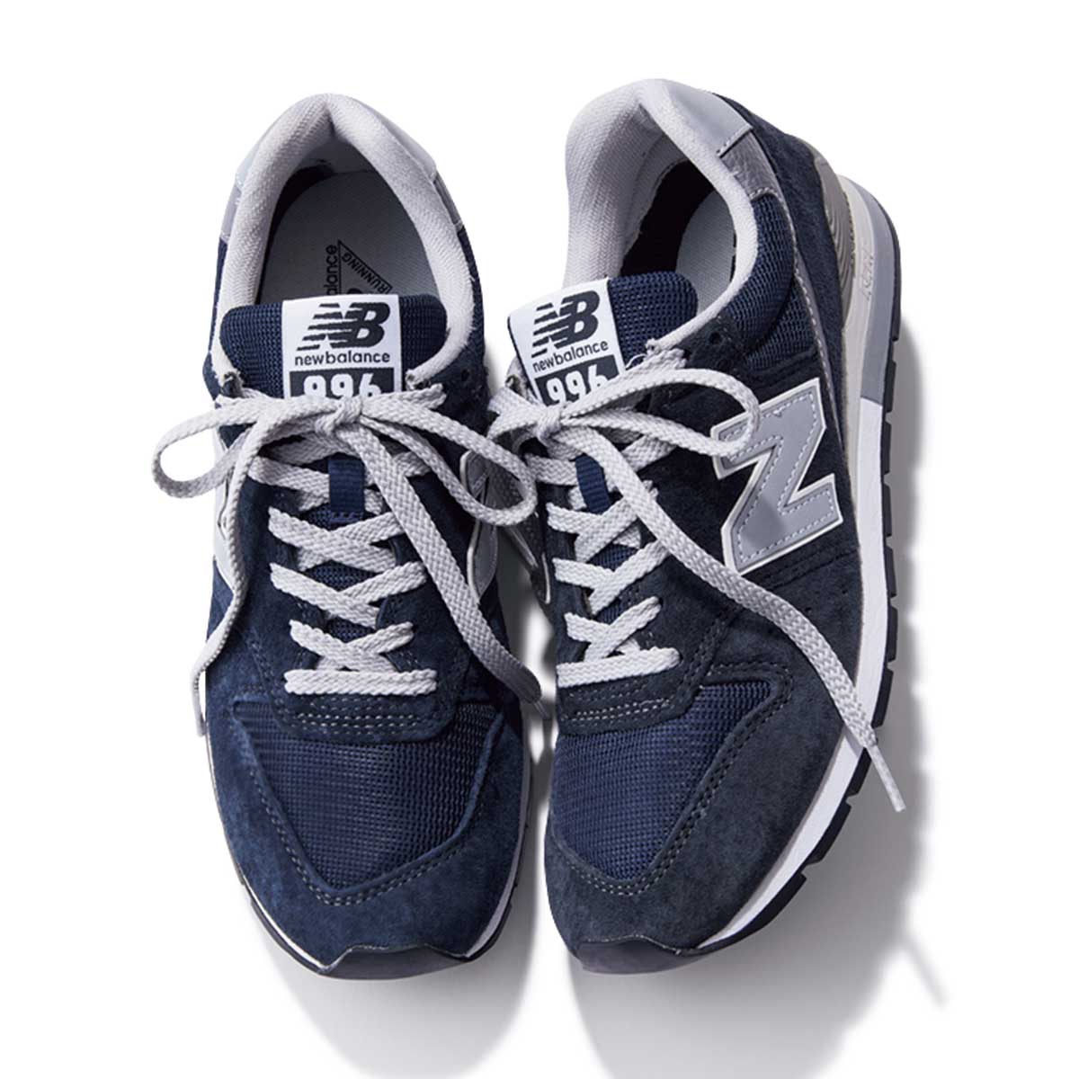 スエード×メッシュの異素材切り替えスニーカー