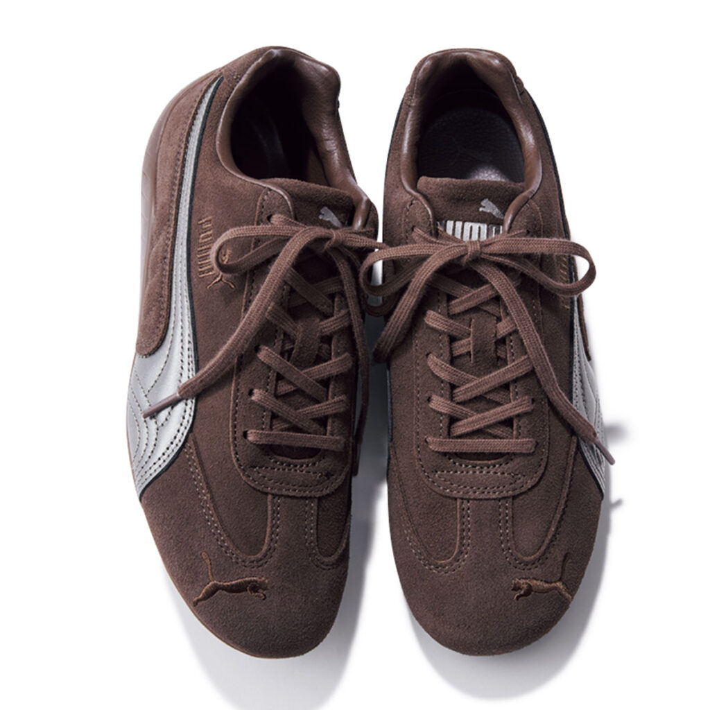 こっくりブラウンのスニーカー