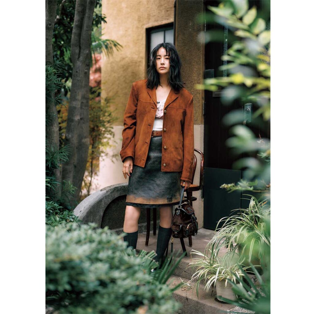 ブラウンジャケットにレザースカートのコーデ