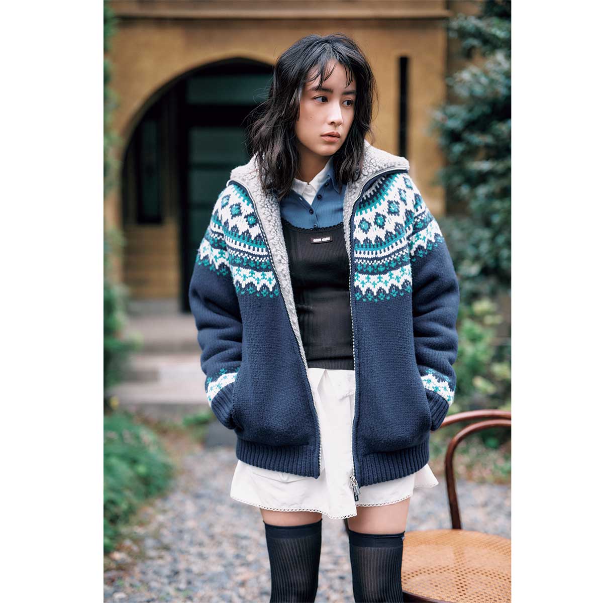 ニットブルゾンと白ミニスカートのコーデ