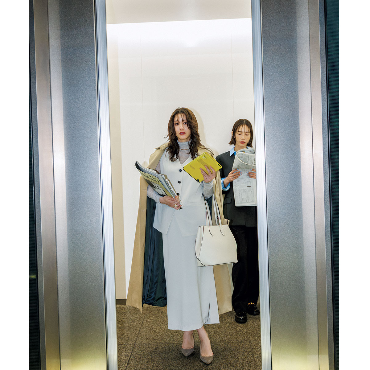 シアータートルにジレとスカートのセットアップのコーデ