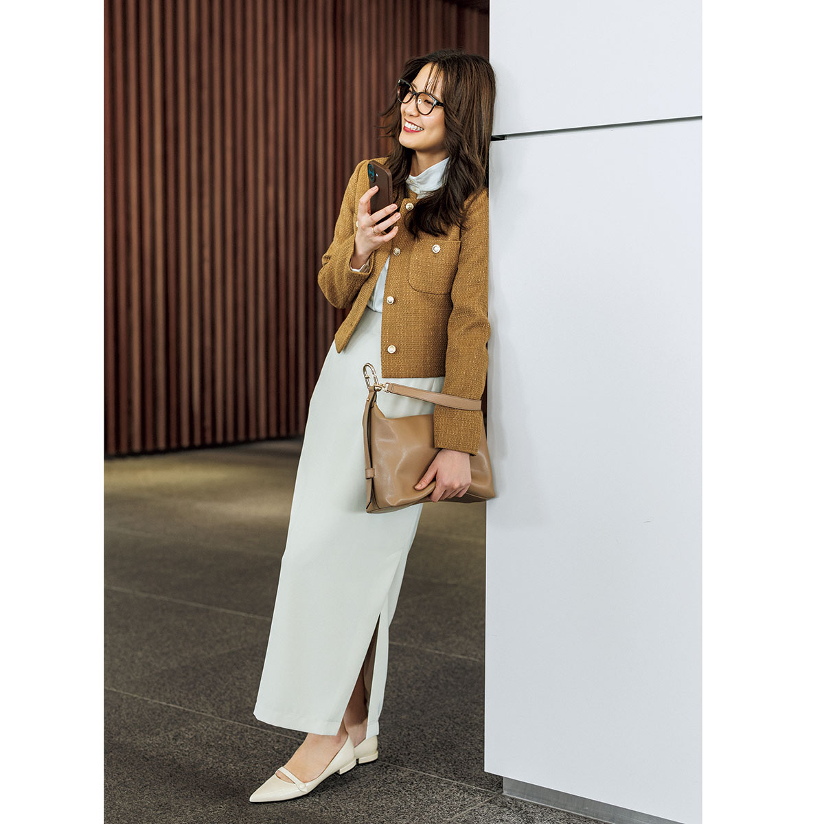 ボウタイブラウスとIラインスカートにブラウンのツイードジャケットのコーデ