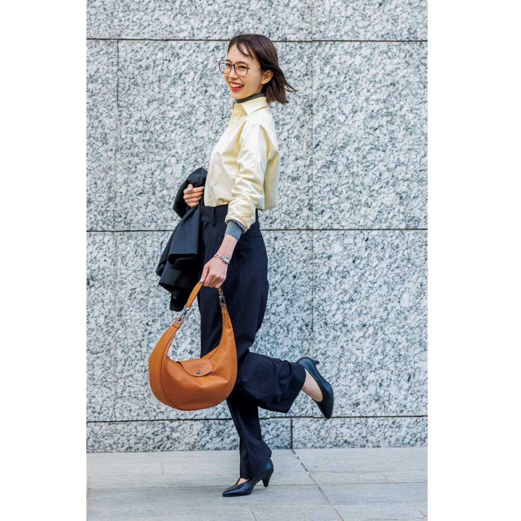 タートルニットとシャツのレイヤードにパンツのお仕事コーデ