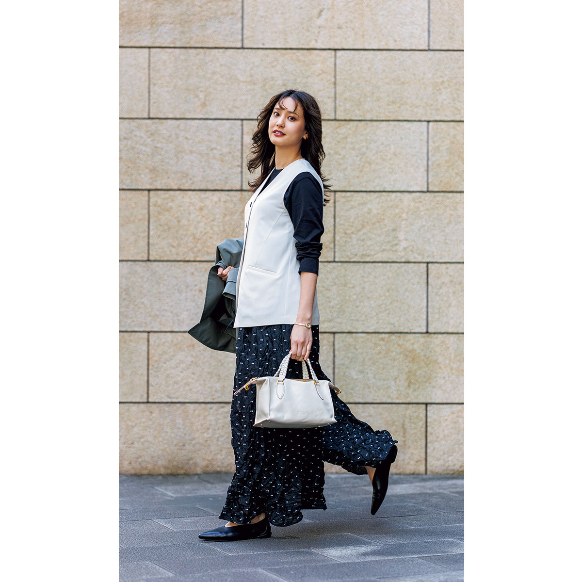 黒のロングスカートと白のジレのコーデ