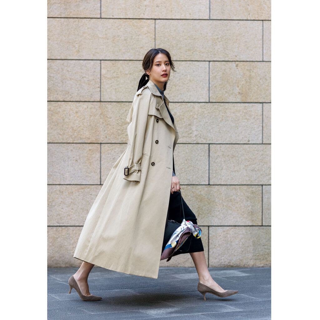 L’AUBE BLANCのニットワンピとトレンチコートのコーデ