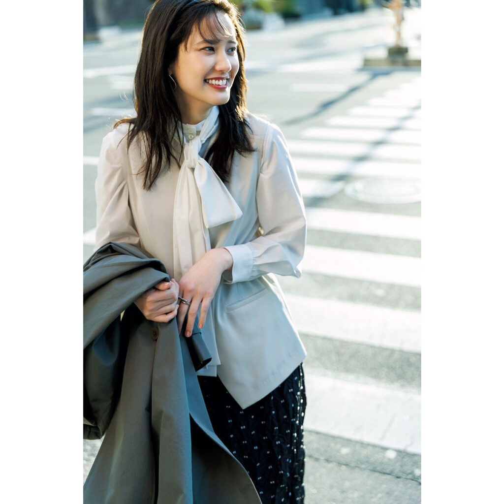 ボウタイブラウスとデザインパンツのコーデ