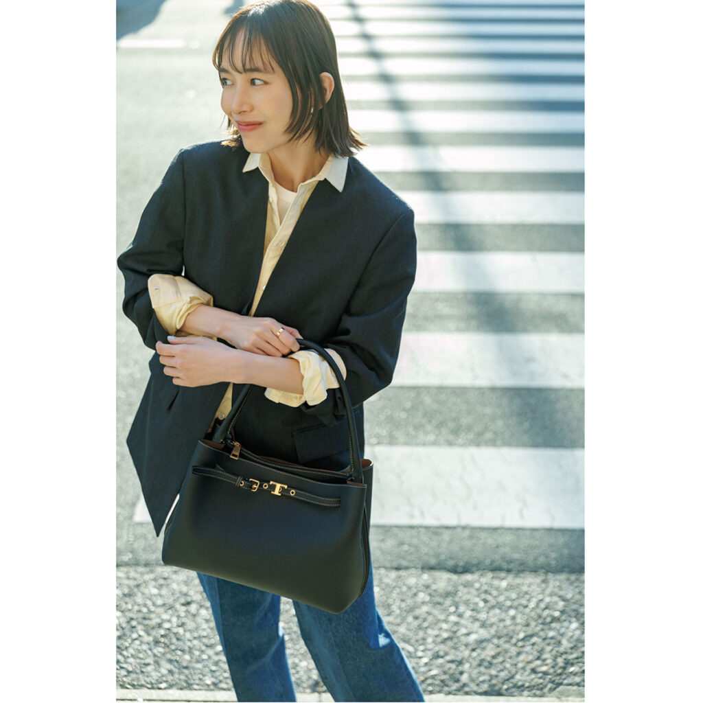 シャツとデニムにジャケットのコーデ