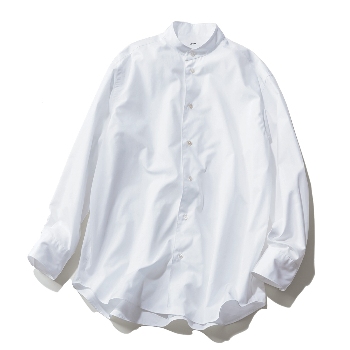 キレイめ代表アイテムの白シャツ