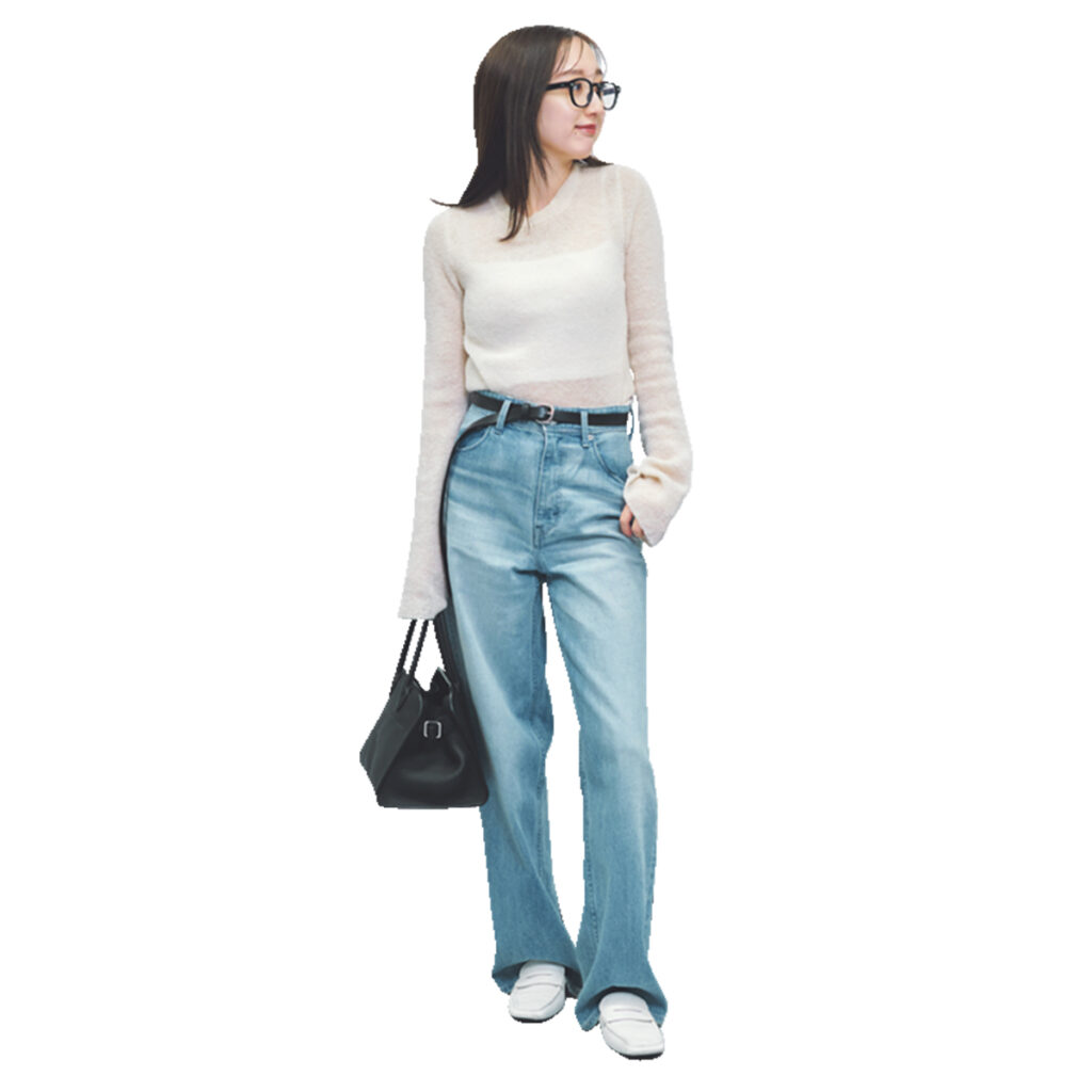シアートップスにデニムのコーデ