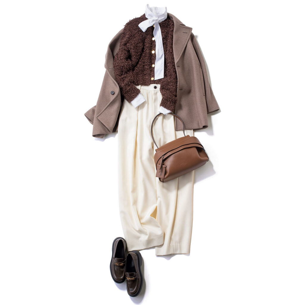 ブラウンカーデと白パンツのコーデ