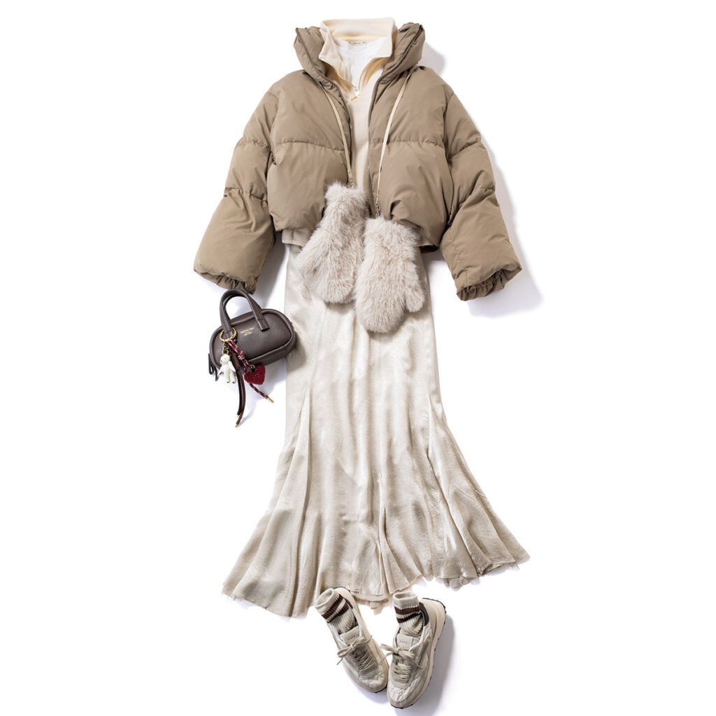 ベージュのダウンジャケットとロングスカートのコーデ