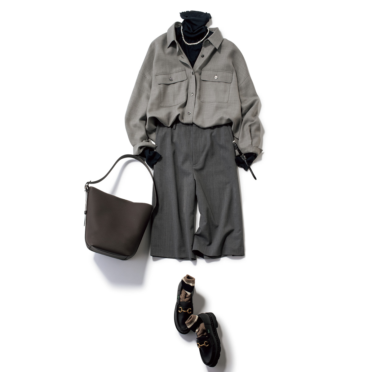 シャツとタートルネックのレイヤードにハーフパンツのグレートーンコーデ