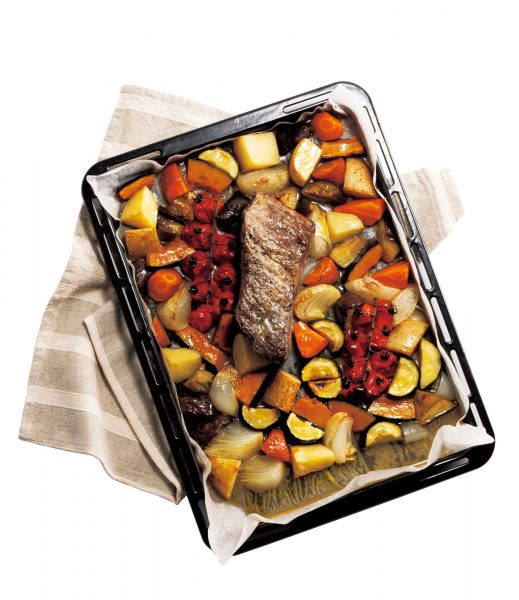 オーブンでつくる「ローストビーフと夏野菜のロースト」